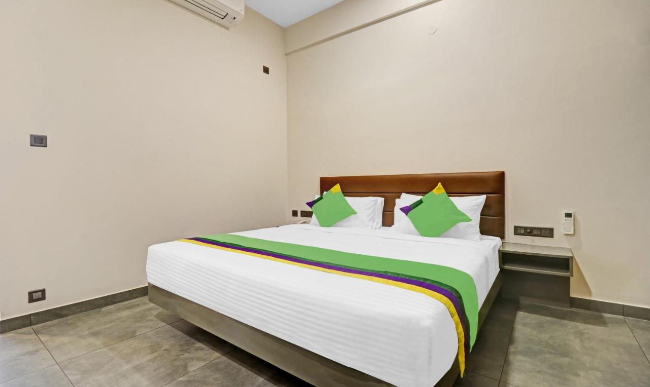 Treebo Grand Vistara Airport Suites Kochi Екстериор снимка