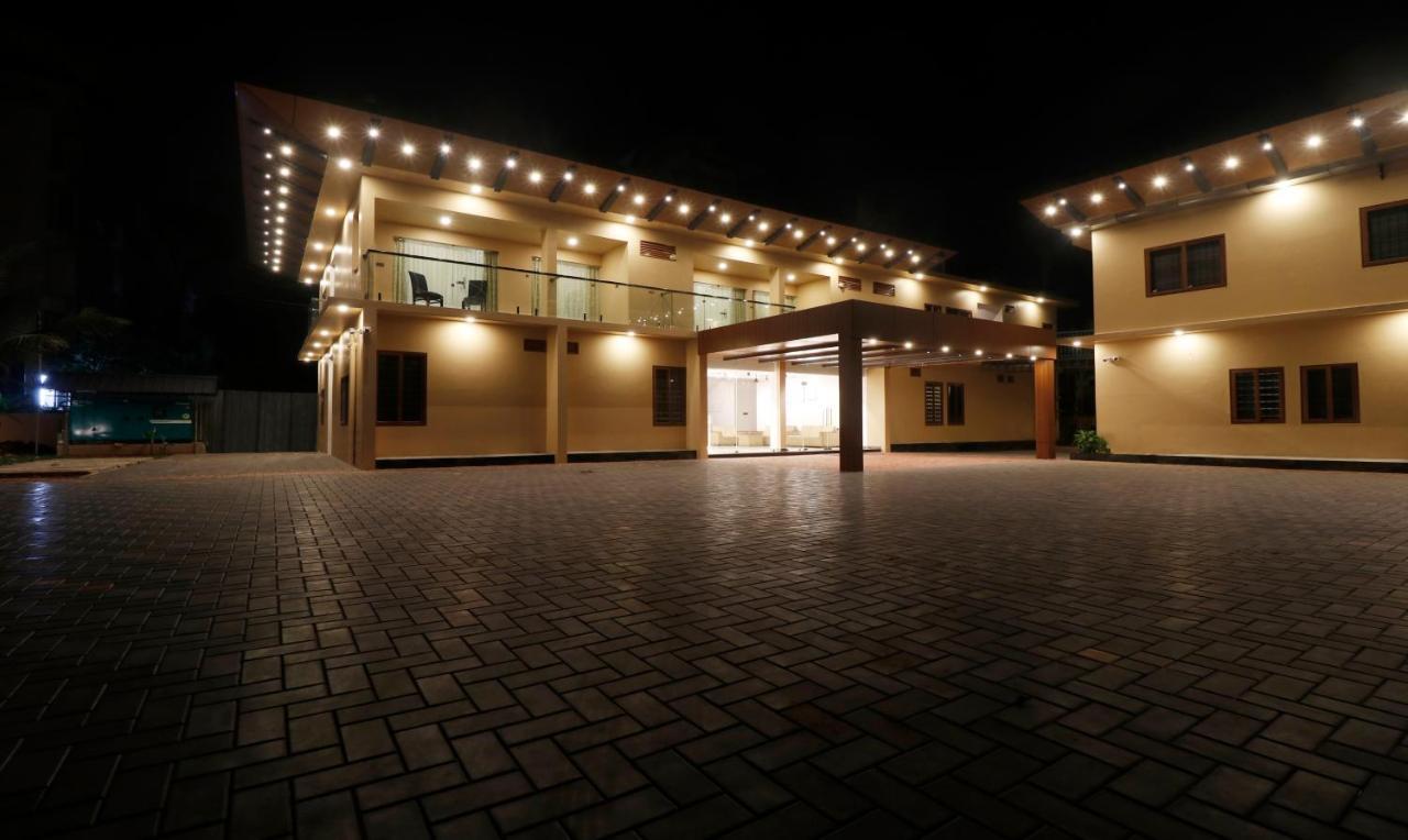 Treebo Grand Vistara Airport Suites Kochi Екстериор снимка