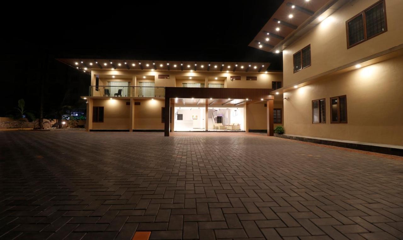 Treebo Grand Vistara Airport Suites Kochi Екстериор снимка